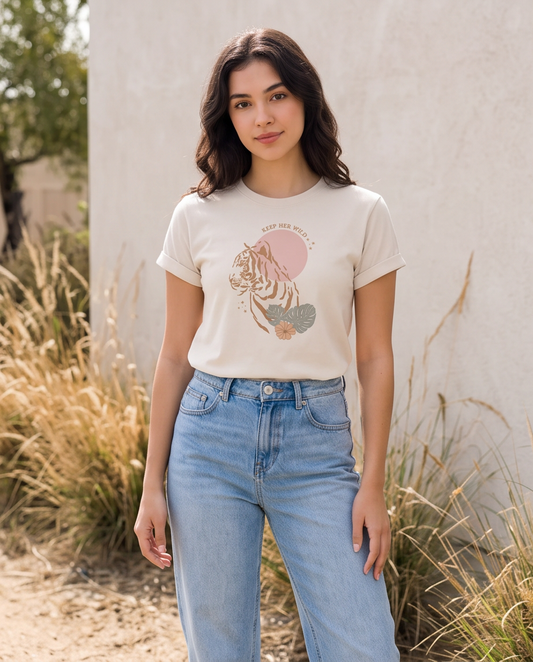 Camiseta mujer vainilla Keep Her Wild tigre luna rosa