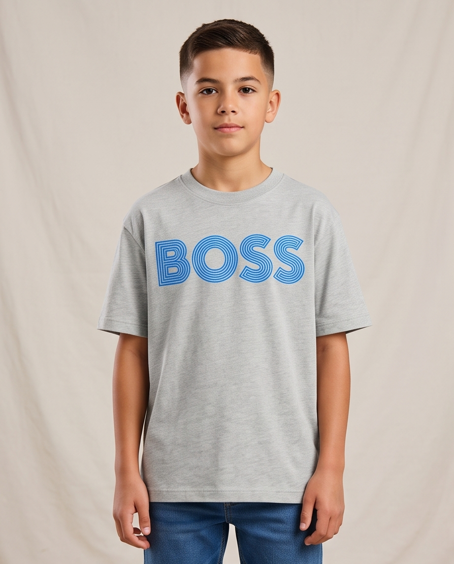 Camiseta Hugo Boss Retro Outline BOSS Oversize Niños Verde Seco - Vista frontal modelo fondo beige