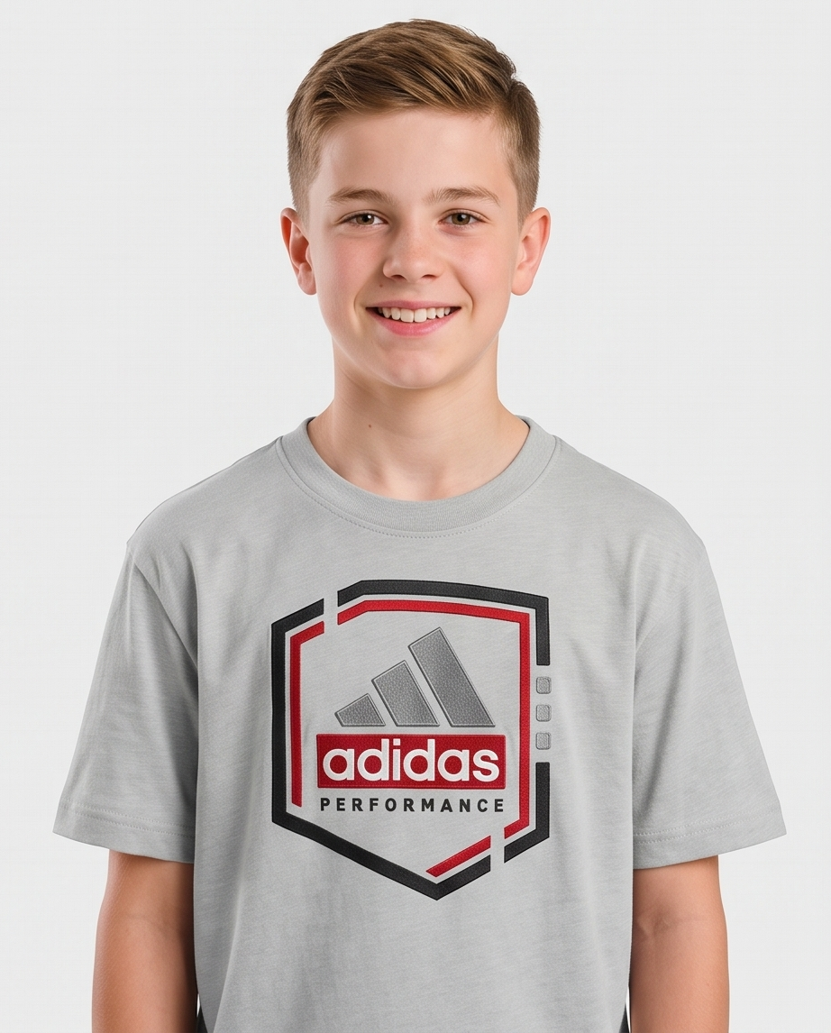 Camiseta Adidas Performance Shield Oversize Niños Verde Seco - Vista modelo