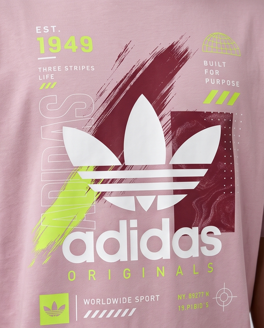Camiseta Adidas Originals Trefoil Est. 1949 Three Stripes Life Built For Purpose Brushstroke Rosa - Detalle estampado close-up busto trefoil brushstroke verde guinda