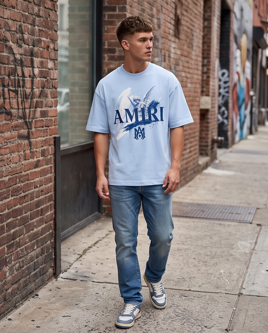 Camiseta Amiri MA Angel Brushstroke Drip Navy Blue Azul Cielo - Lifestyle modelo caminando calle ladrillo graffiti