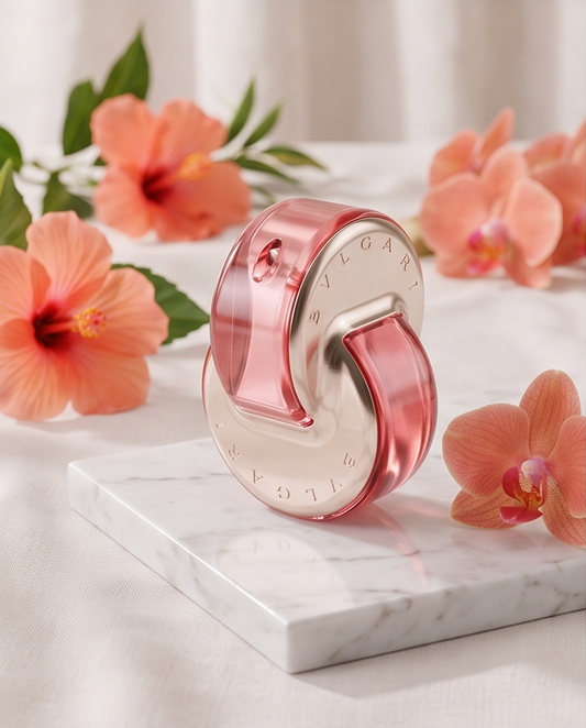 Bvlgari Omnia Coral entre flores