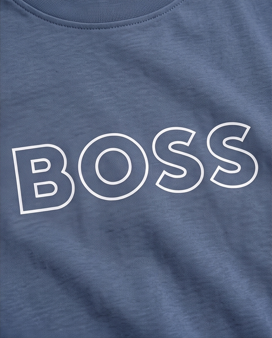 Camiseta Hugo Boss Outline Logo Azul Acero Niños - modelo corriendo