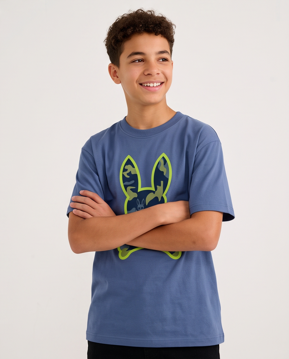 Camiseta Psycho Bunny Camo Neon Bunny Azul Acero Niños - modelo brazos cruzados