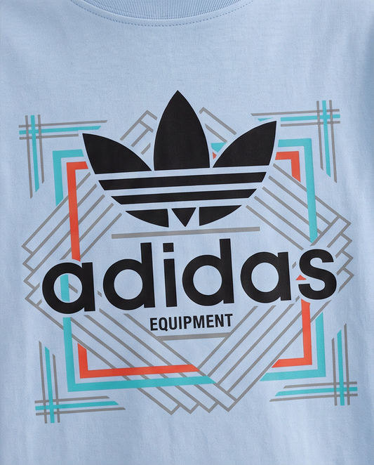 Camiseta Adidas Originals Equipment Geometric Azul Cielo Niños - detalle estampado