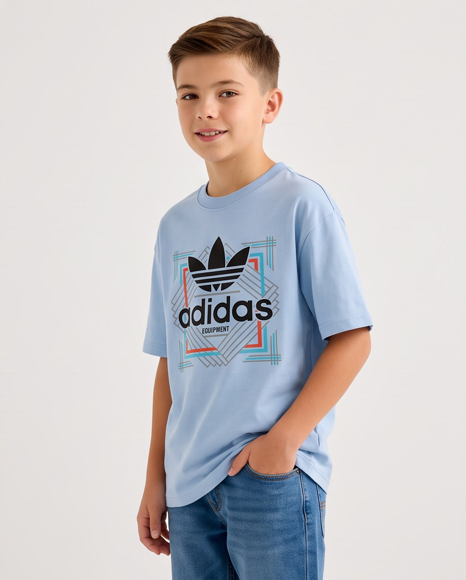 Camiseta Adidas Originals Equipment Geometric Azul Cielo Niños - modelo lateral
