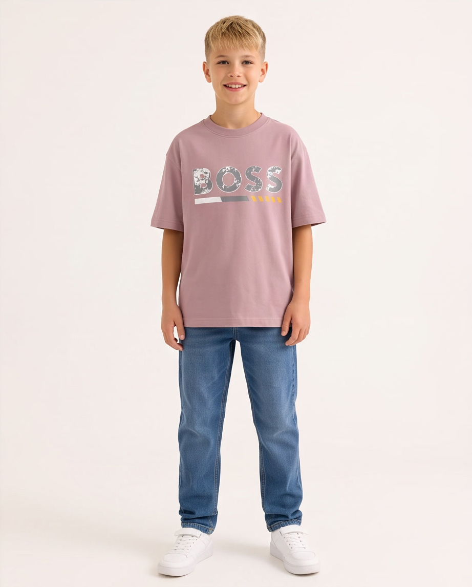 Camiseta Hugo Boss Splatter Logo Rosa Palo Niños - modelo cuerpo completo frontal