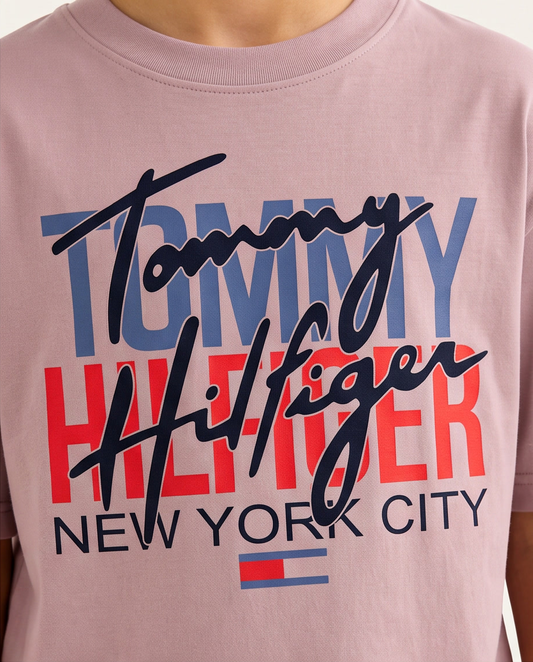 Camiseta Tommy Hilfiger NYC Script Overlap Rosa Palo Niños - detalle estampado macro