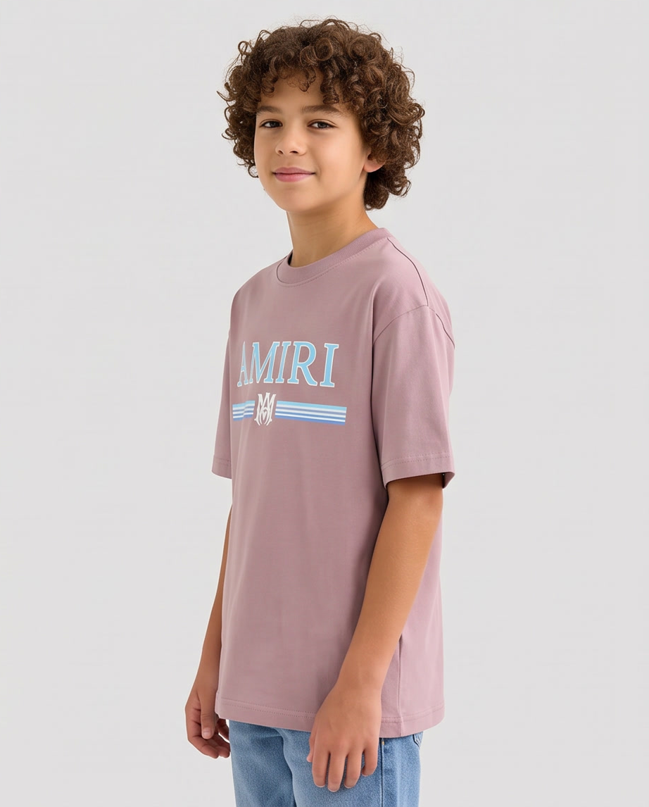 Camiseta Amiri College Stripe Rosa Palo Niños - modelo lateral fondo gris