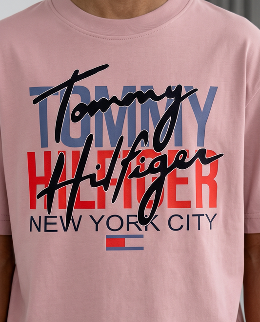 Detalle estampado Tommy Hilfiger Signature New York City azul rojo negro