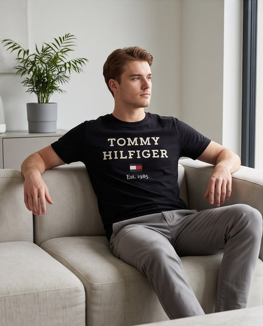 Camiseta Tommy Hilfiger Logo Est 1985 Negra Hombre - Manga Corta Algodón