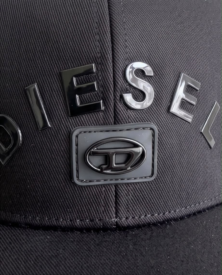 Gorra Diesel Negra - Detalle letras metálicas y logo oval D