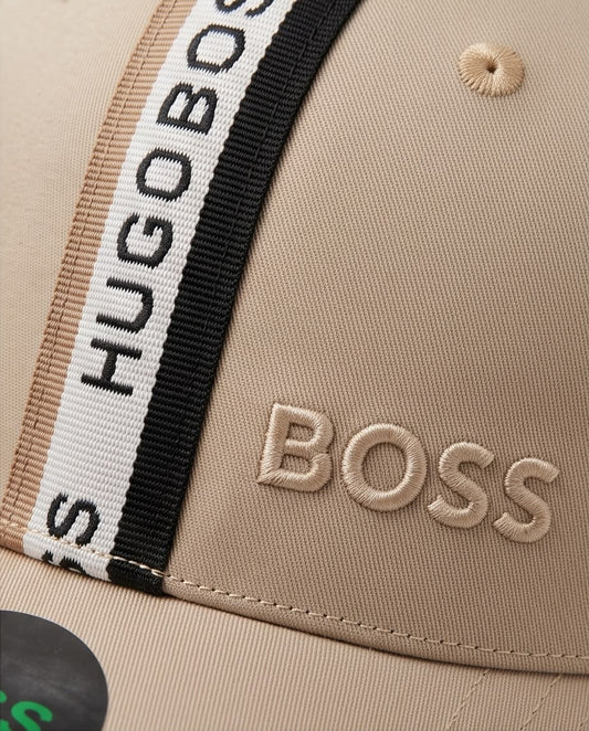 Gorra Hugo Boss Beige - Detalle cinta HUGO BOSS tricolor