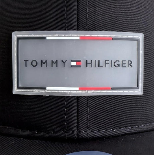 Gorra Tommy Hilfiger Negra - Detalle parche PVC con logo bandera TH