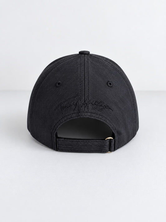 Gorra Tommy Hilfiger Negra Monograma - Lifestyle con reloj y gafas