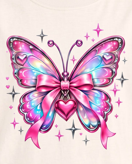 Detalle de mariposa multicolor con lazo rosa y corazón