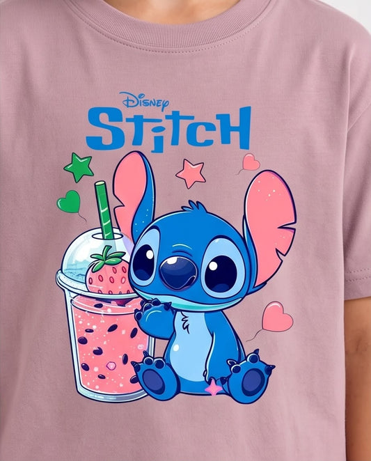 Niña sentada con camiseta Stitch bebida de fresa Rosa Vieja