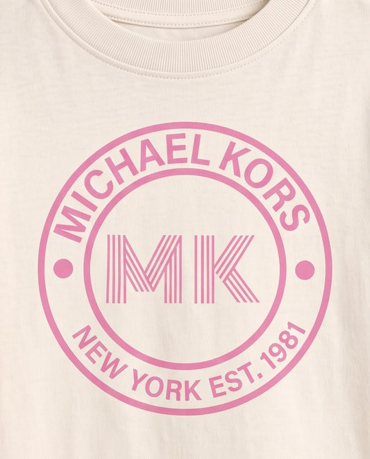 Niña con camiseta Vainilla de sello rosa Michael Kors, vista frontal