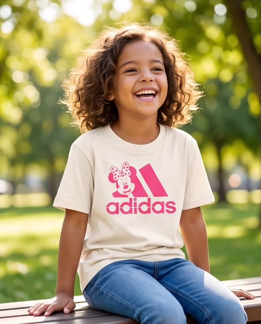Niña con camiseta Minnie adidas rosa, vista frontal