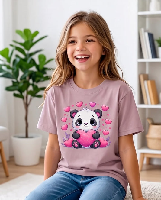 Detalle de estampado panda abrazando corazón rosa