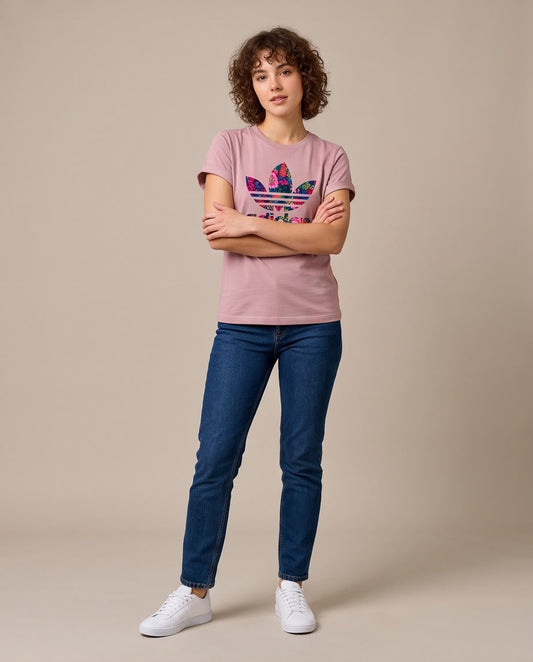 Camiseta rosa viejo adidas trébol floral multicolor, look completo