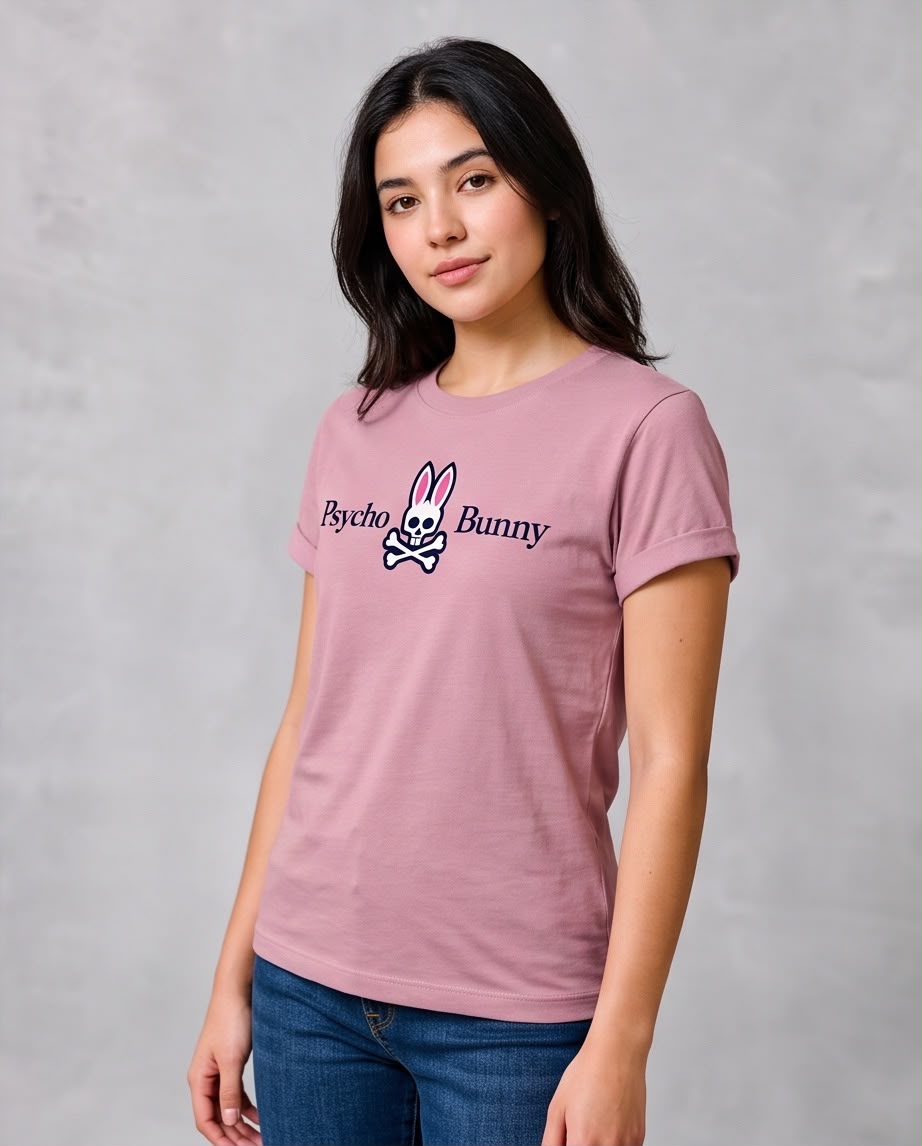 Camiseta rosa viejo Psycho Bunny clásico en look casual sentado