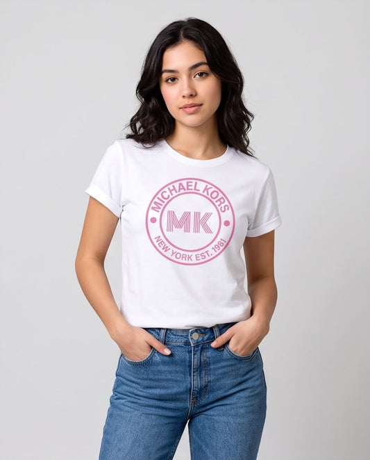 Camiseta blanca Michael Kors con sello circular rosa, vista frontal