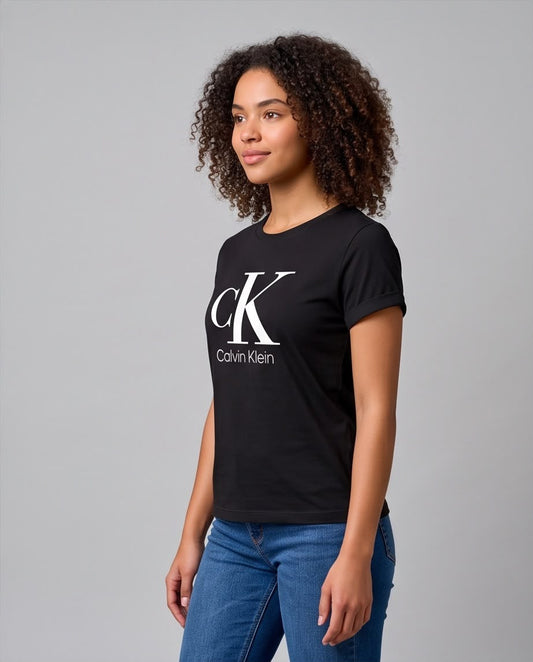 Camiseta negra Calvin Klein en look casual de cafetería