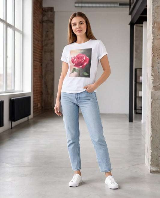 Camiseta blanca Guess rosa rosada con fondo degradado para mujer, vista de cuerpo completo