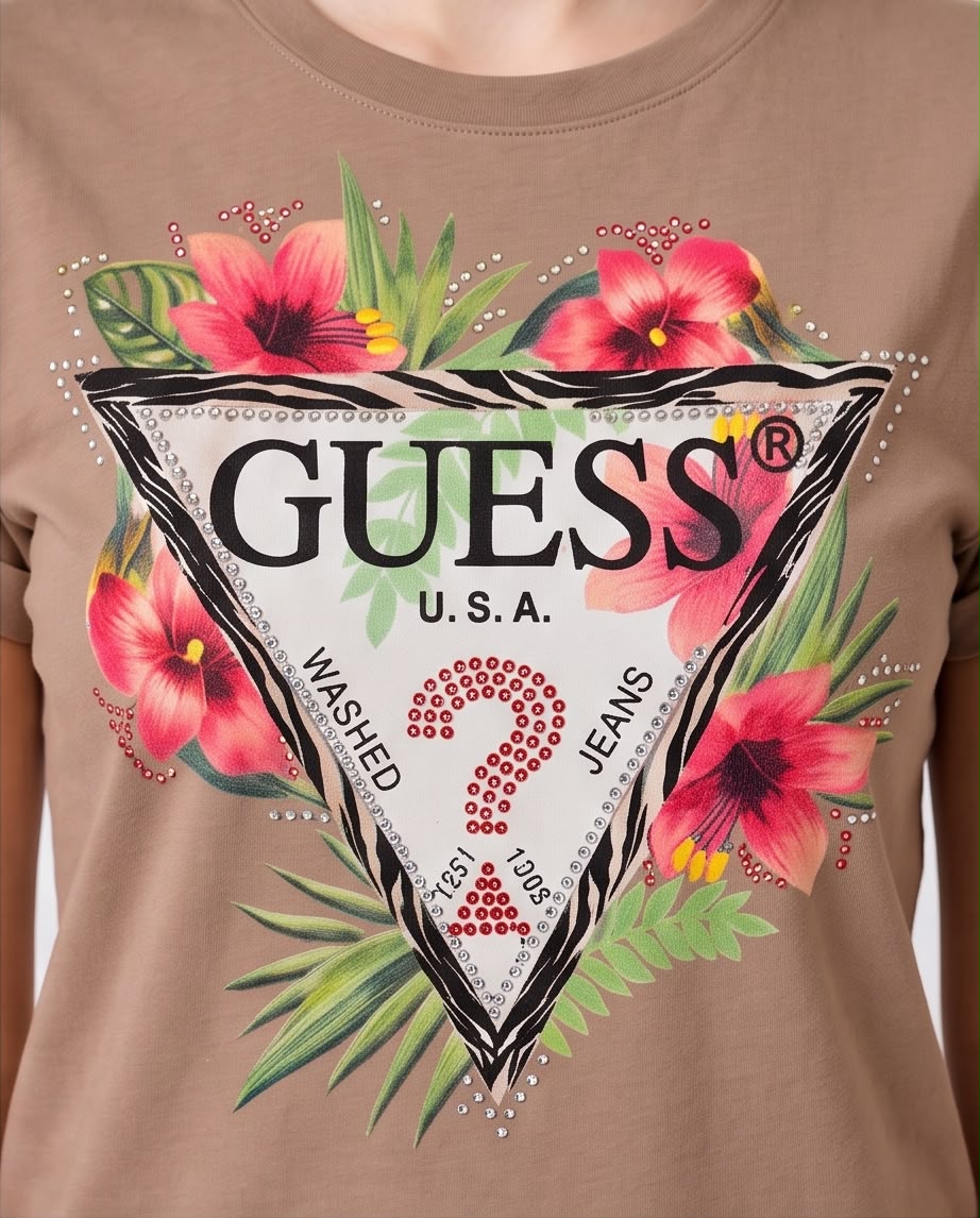 Camiseta camel Guess triángulo floral de mujer, vista de medio cuerpo