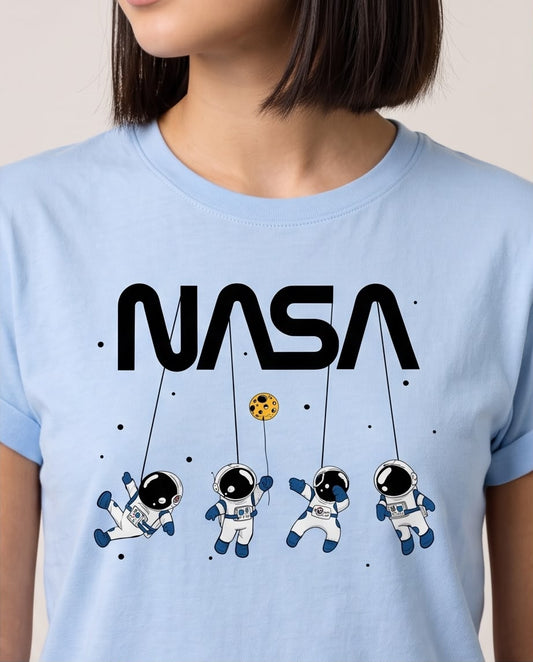 Camiseta azul claro NASA cuatro astronautas vista lateral