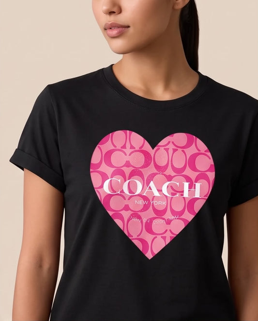 Camiseta negra Coach corazón rosa vista frontal