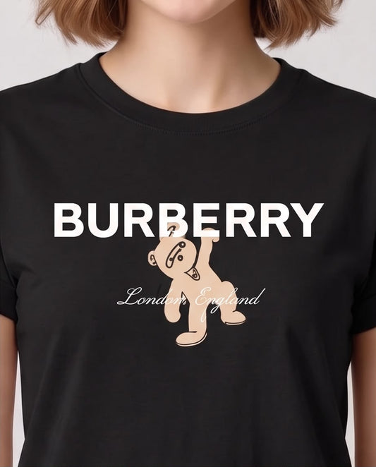 Detalle del estampado Burberry y oso beige en camiseta negra