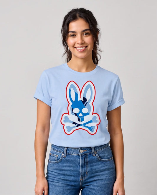 Camiseta azul claro con conejo calavera en modelo