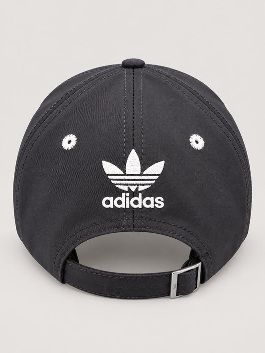 Gorra Adidas Trefoil negra con detalles blancos, vista frontal