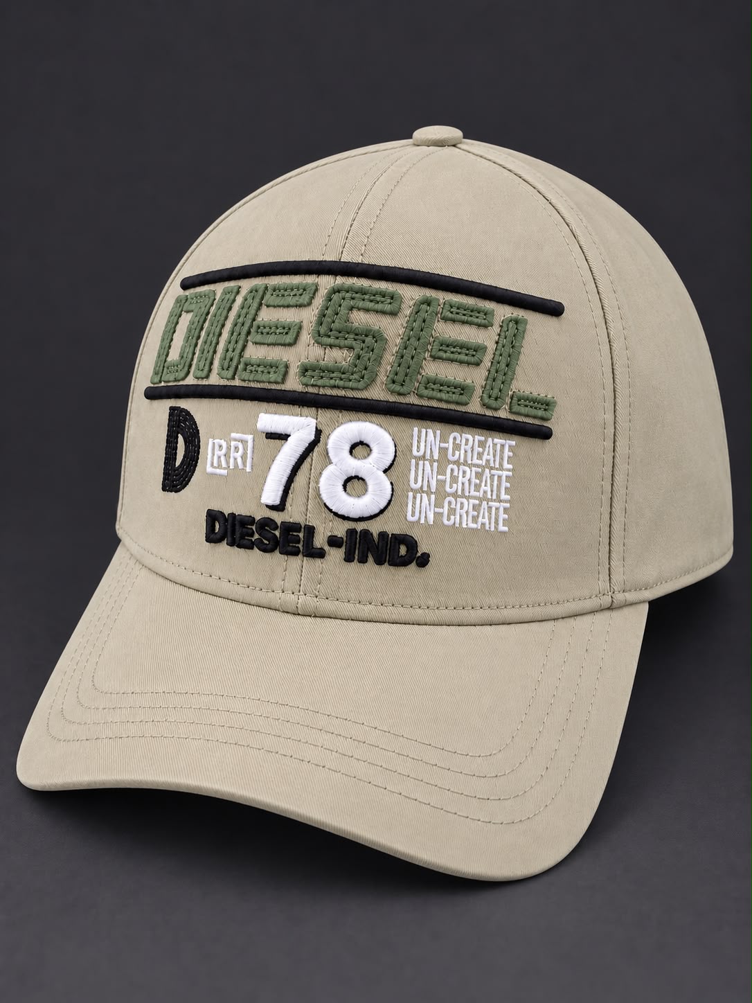 Gorra Diesel 78 verde claro con bordado verde oliva, vista diagonal