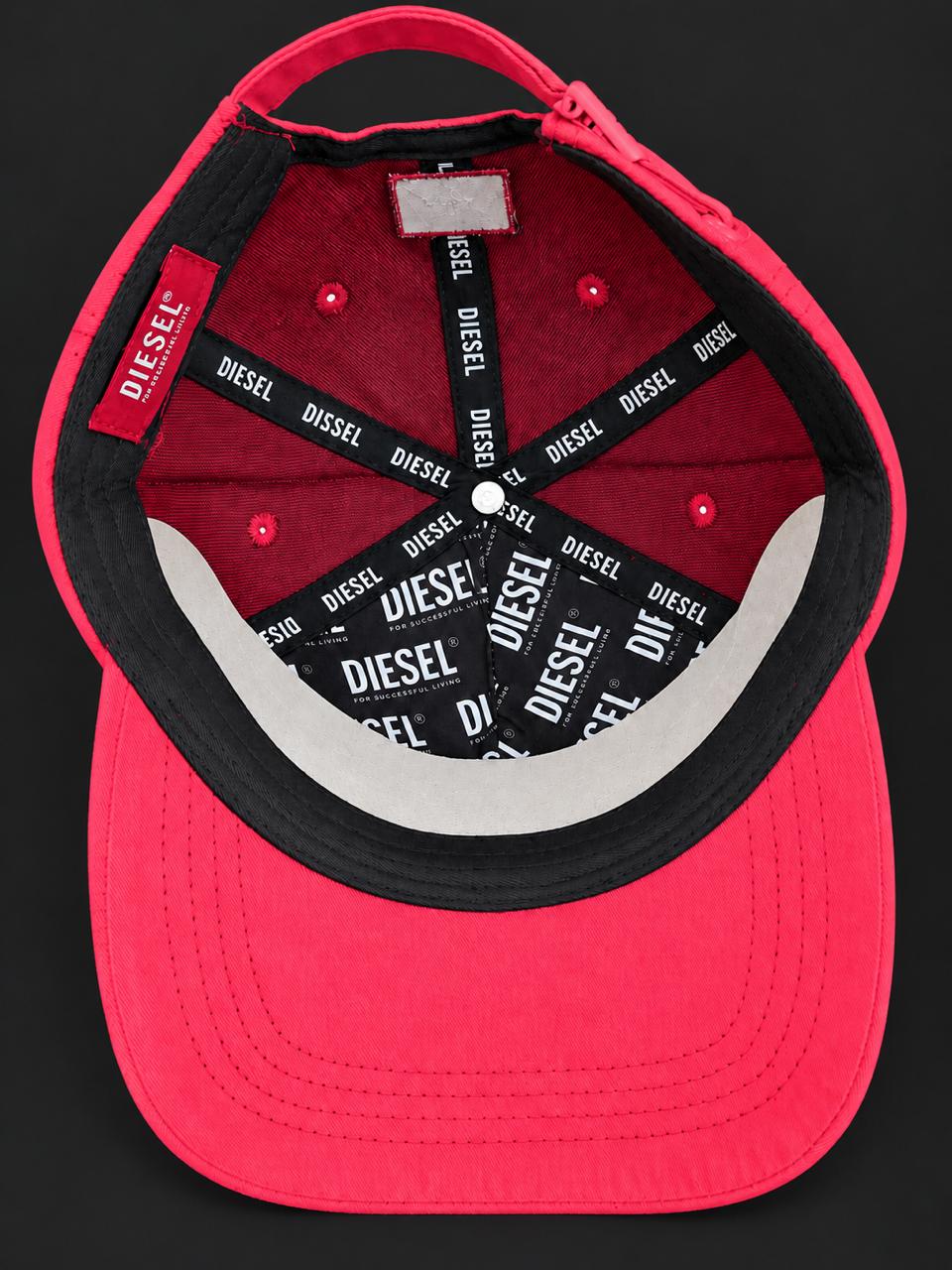Interior de la gorra roja con cintas de logos Diesel