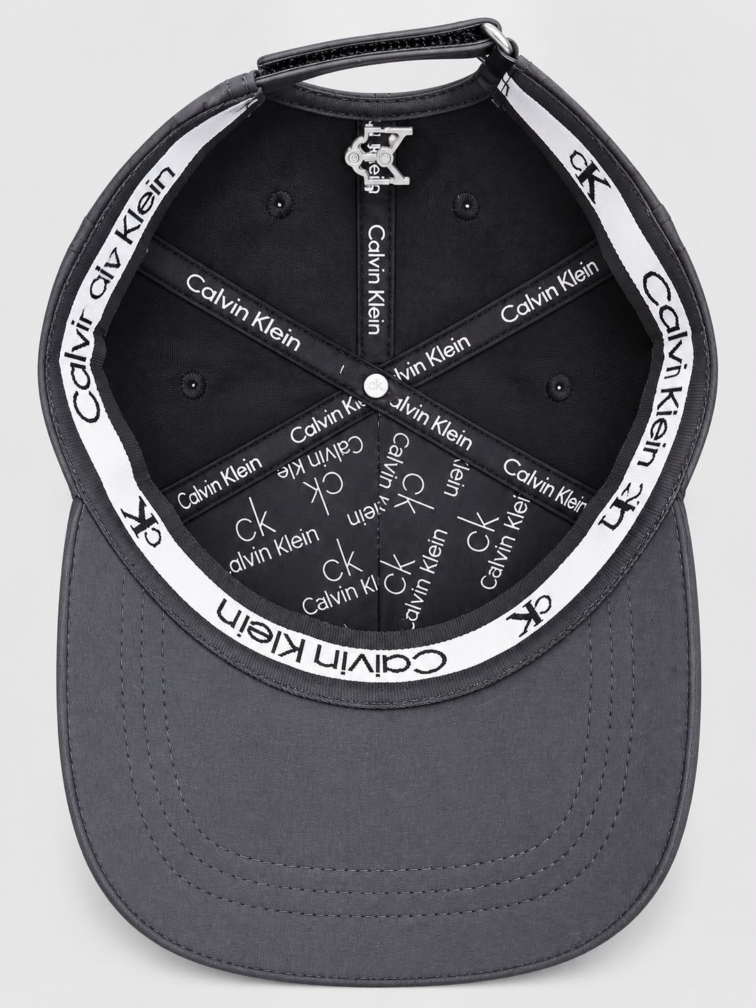 Interior con cintas y logos Calvin Klein blancos y negros