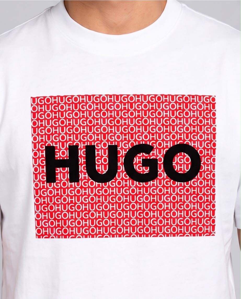 Detalle del estampado HUGO negro sobre recuadro rojo con letras blancas repetidas