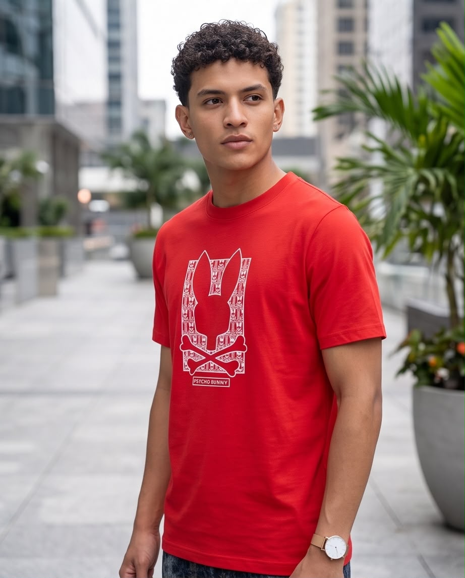 Camiseta roja con conejo y monograma blanco, vista de tres cuartos