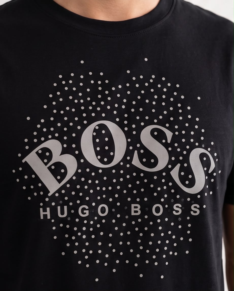 Detalle de letras BOSS en arco y fondo de puntos grises