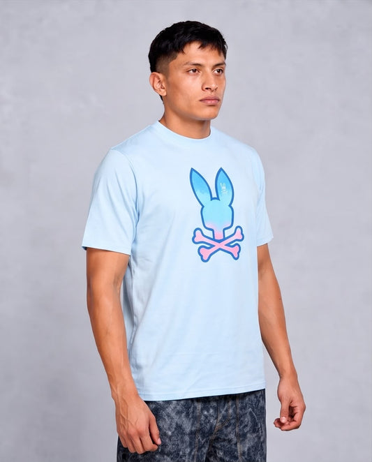 Camiseta azul claro con conejo degradado, vista de tres cuartos