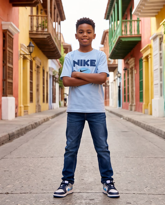 Camiseta Niño Nike Logo Óvalo Azul Cielo Semi Oversize