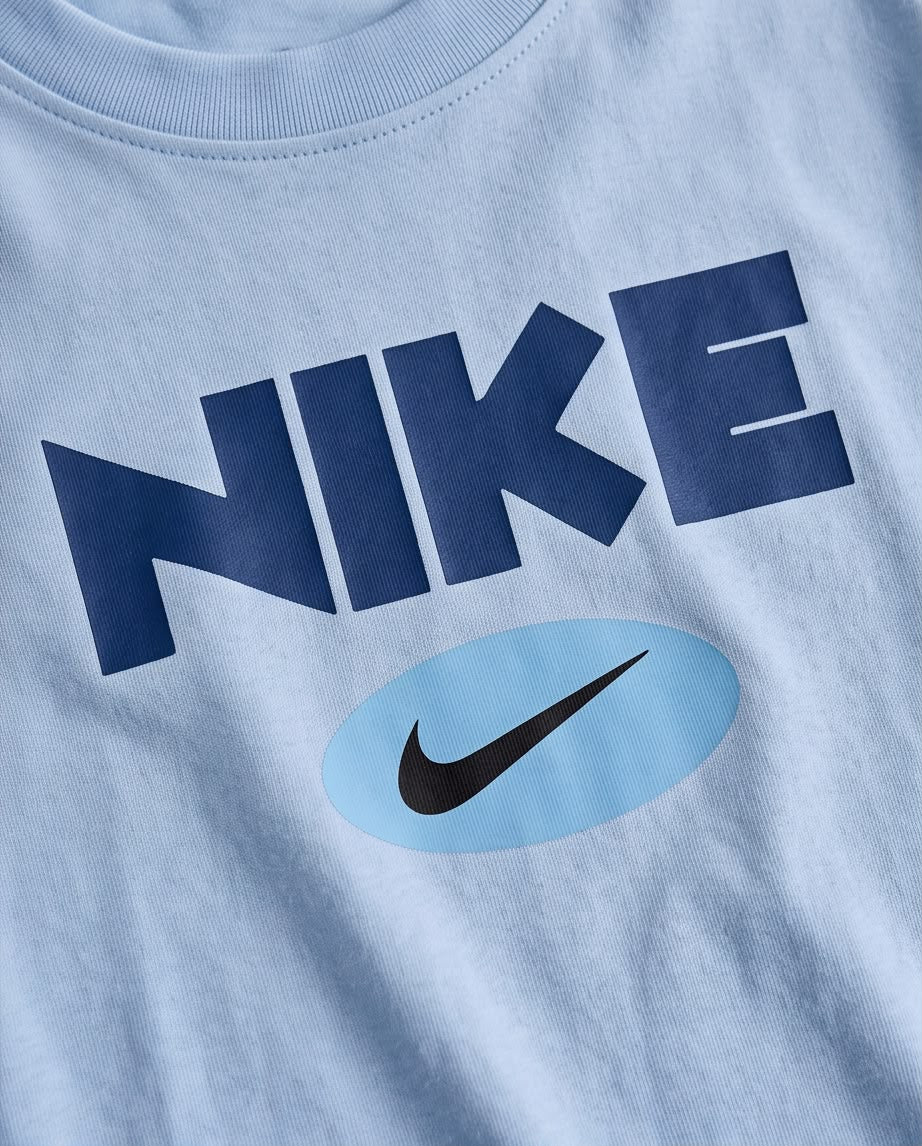 Camiseta Niño Nike Logo Óvalo Azul Cielo Semi Oversize