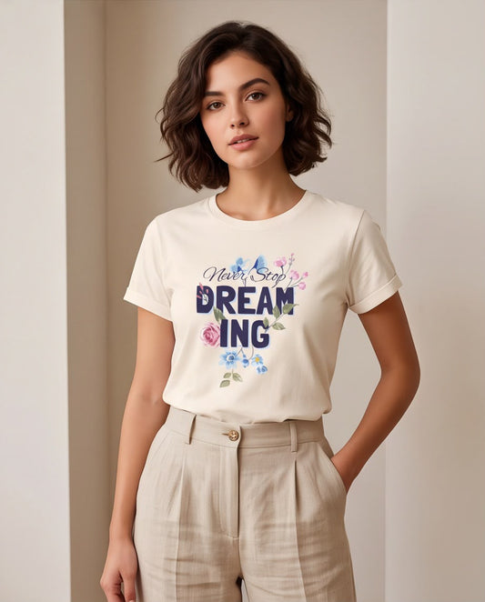Camiseta Never Stop Dreaming Vainilla con pantalón neutro