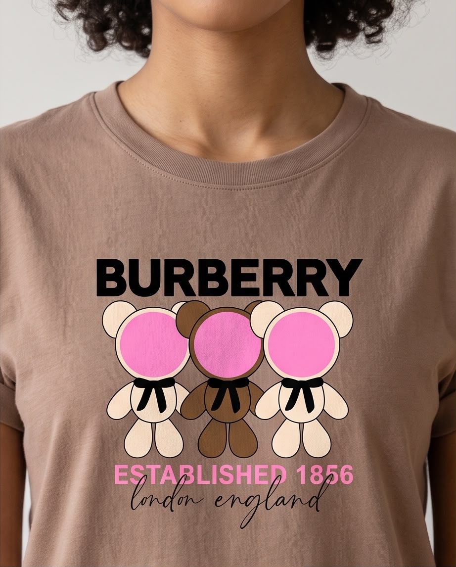 Camiseta mujer Burberry tres osos taupe, look casual sentada