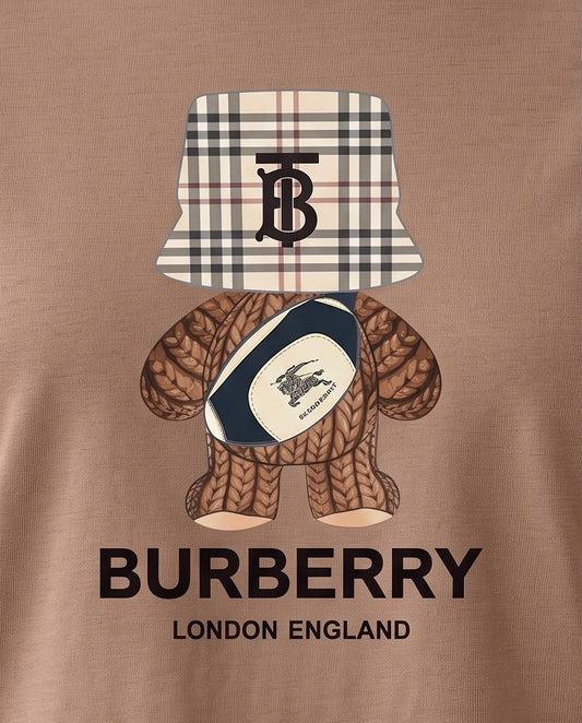 Camiseta mujer Burberry oso con sombrero y bolso taupe, vista frontal
