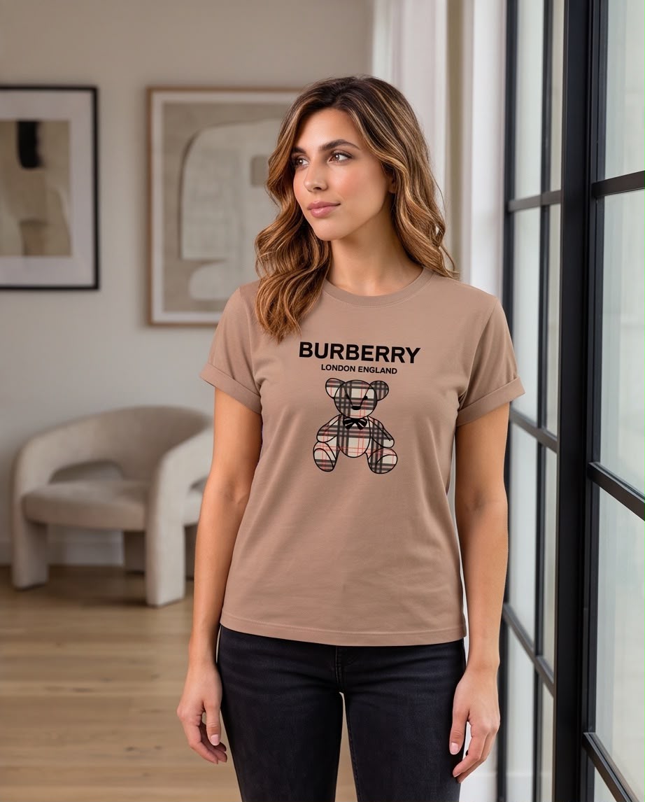 Camiseta mujer taupe Burberry oso de cuadros, look casual sentada