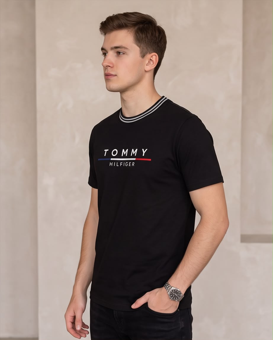 Camiseta negra Tommy Hilfiger franja horizontal, vista en ángulo