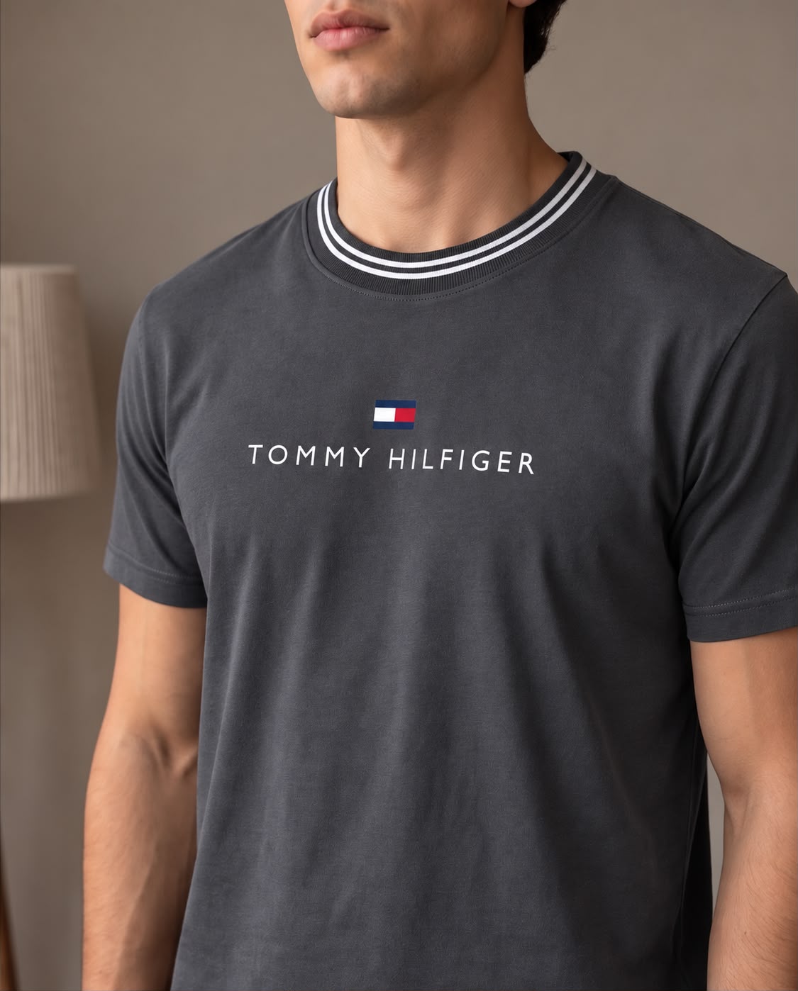 Detalle del diseño Tommy Hilfiger y cuello de rayas blancas